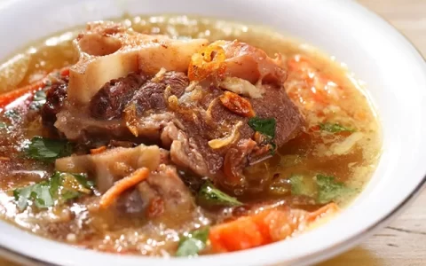 一碗热气腾腾的家常牛尾汤